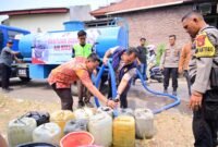Ditreskrimsus Polda Jambi Pasok 10 Ton Air Bersih dan 100 Paket Sembako di Kenali Asam Atas